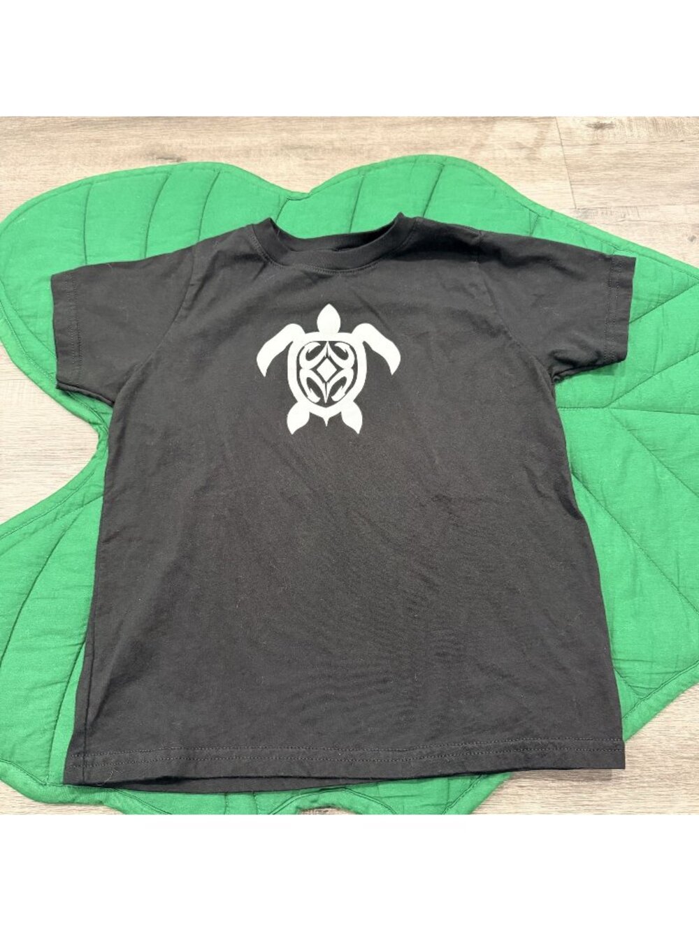 Maui Built Kids 6/7 Black Honu Turtle Graphic Short Sleeve Tee T-shirt